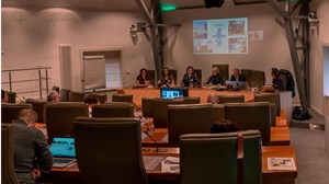 HET VLAAMS PARLEMENT: WE GINGEN SPREKEN OVER HET BELANG VAN BUITENSPELEN!